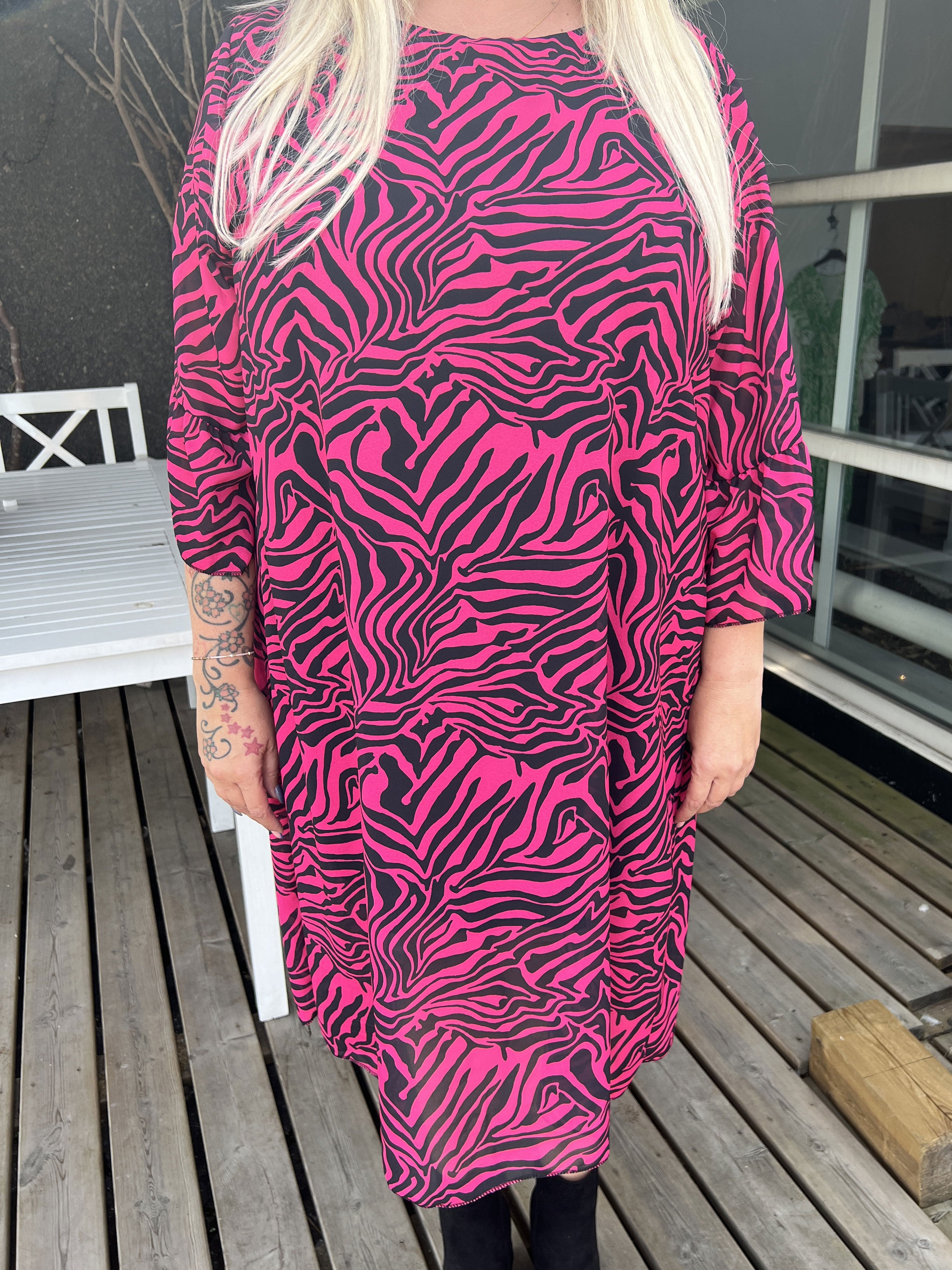 Olive - Zebramønstret kjole med fint ærme i plus size